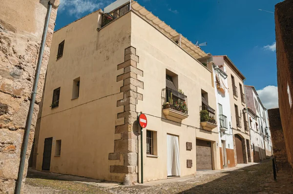 Callejón con casas antiguas y ninguna señal de tráfico de entrada en Cáceres — Foto de Stock