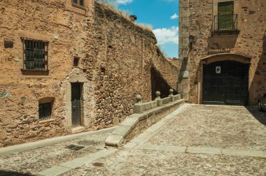 Caceres parke taşı kaldırım ve eski binalar ile Alley