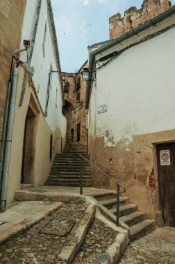 Caceres eski binaların ortasında yamaç üzerinde merdiven ile Alleyway