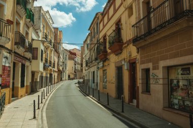 Caceres güneşli bir günde dükkan ve hiçbir kişi ile Sokak