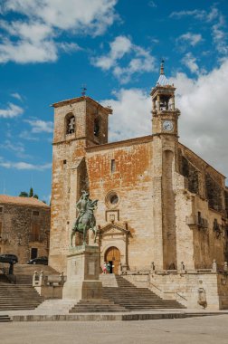 Trujillo Plaza Belediye Başkanı San Martin Kilisesi ve Pizarro heykeli