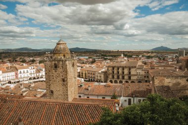 Trujillo'da eski binalar ve kuleler ile kentsel peyzaj