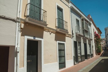 Merida sessiz sokakta balkonlu bina