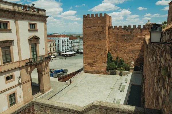 Praça em frente a muralhas medievais e edifícios antigos em Cáceres — Fotografia de Stock