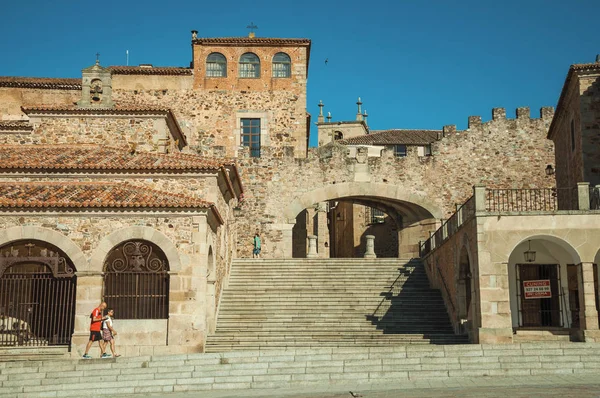 Старовинні будівлі на головній площі з сходами в Каерас — стокове фото