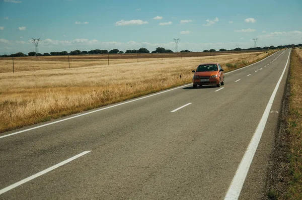 Silnice přes venkovskou krajinu a vůz poblíž národního parku Monfrague — Stock fotografie