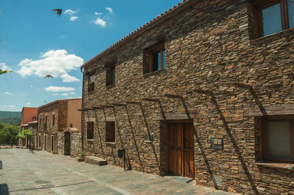 Calle con casas rústicas y paredes de piedra con plantas — Foto de Stock