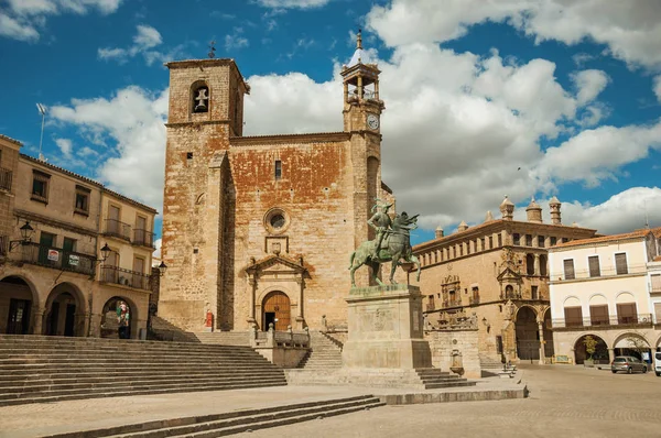 Eglise San Martin et statue de Pizarro sur la Plaza Mayor de Trujillo — Photo