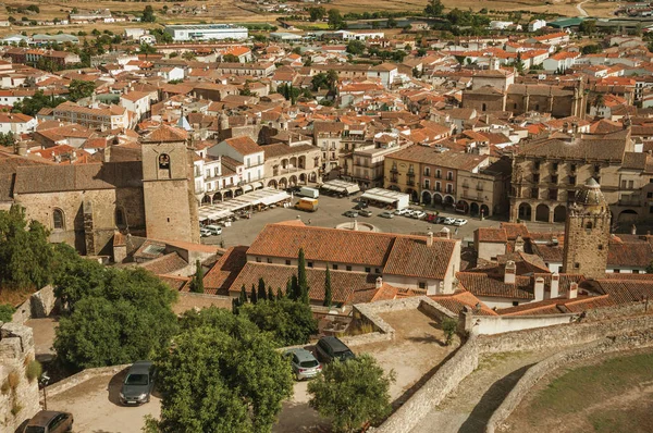 Edificios antiguos y campanario en la Plaza Mayor de Trujillo — Foto de Stock