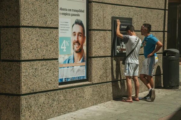 Gente usando un cajero automático callejero en Mérida — Foto de Stock