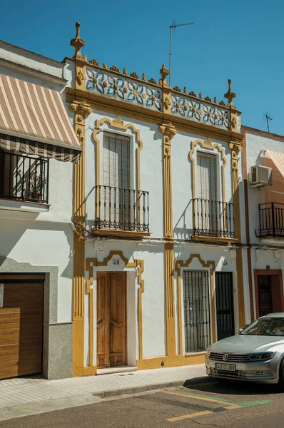 Coloridos edificios en una tranquila calle de Mérida — Foto de Stock