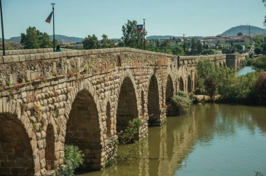Merida'daki Guadiana Nehri üzerindeki Roma köprüsü