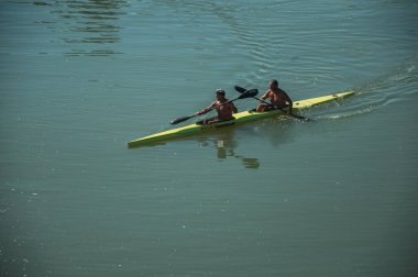 Merida'daki Guadiana Nehri'nde kürek çeken kanodaki adamlar