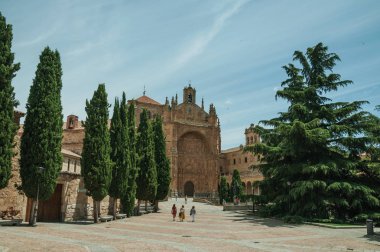Salamanca'da büyük bir meydanda insanlar ve ağaçlar