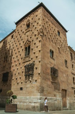 Salamanca'da kabuklarla süslenmiş binanın önündeki insanlar