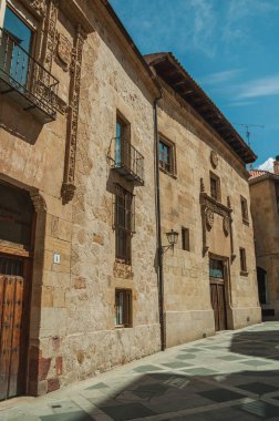 Salamanca'da ıssız sokakta taş gotik bina