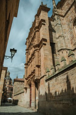 Salamanca Üniversitesi cephesi ile Alley