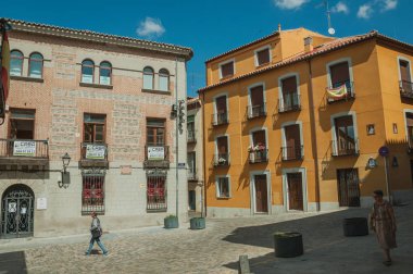 Avila'da taş konak ve renkli bina ile alley