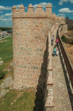 Avila'yı çevreleyen taş eski kalın duvarın üzerindeki patikadaki insanlar