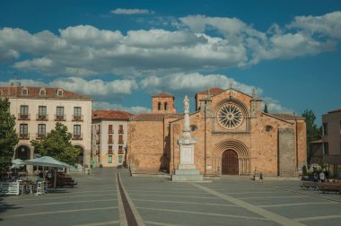 Avila'daki Havari Aziz Petrus'un önündeki insanlar.