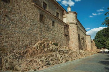 Avila büyük şehir duvarının yanında yaya gezinti insanlar