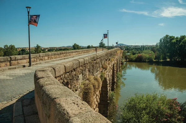The Roman bridge over the Guadiana River at Merida — Stock Photo, Image