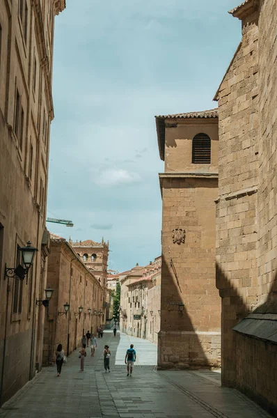 Pessoas em um beco grande e edifícios antigos em Salamanca — Fotografia de Stock