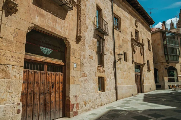 Edifícios desertos e góticos em Salamanca — Fotografia de Stock