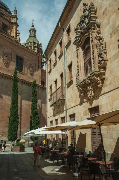 Pedra edifício antigo com restaurante em um beco em Salamanca — Fotografia de Stock