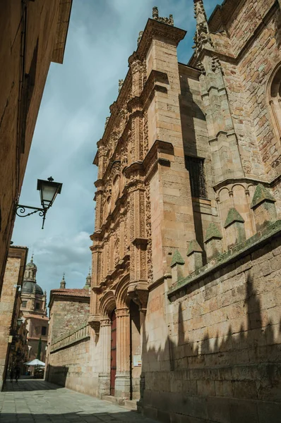 Beco com fachada da Universidade de Salamanca — Fotografia de Stock