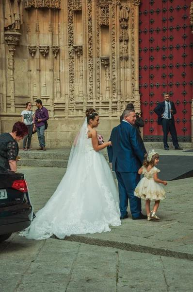 Gente mirando a la novia frente a la Catedral Nueva de Salamanca — Foto de Stock