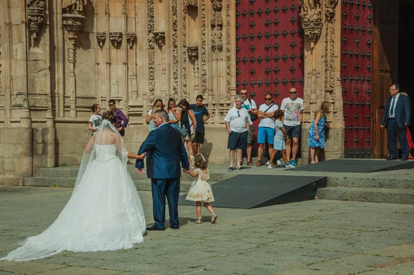 Gente mirando a la novia frente a la Catedral Nueva de Salamanca — Foto de Stock