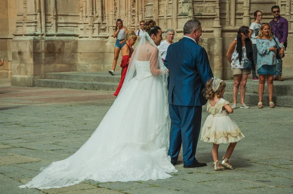 Gente mirando a la novia frente a la Catedral Nueva de Salamanca — Foto de Stock