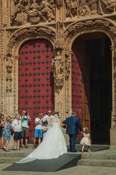 Novia en la puerta de entrada de la Catedral Nueva de Salamanca — Foto de Stock