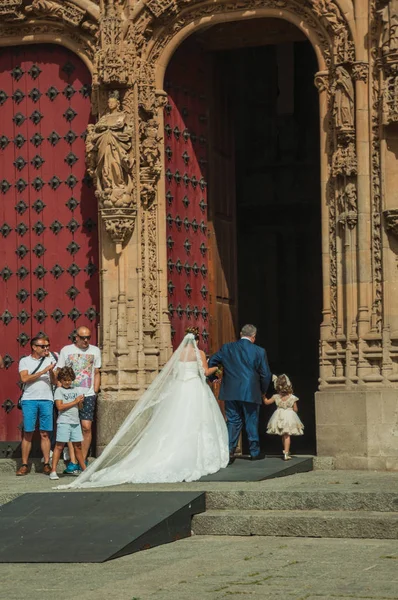 Novia en la puerta de entrada de la Catedral Nueva de Salamanca — Foto de Stock