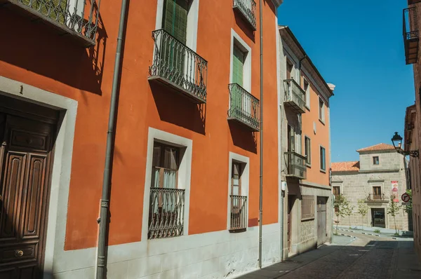 Callejón abandonado y antiguo edificio colorido en Ávila — Foto de Stock