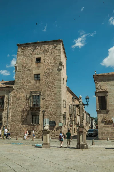 Personnes marchant sur une ruelle avec manoir gothique à Avila — Photo