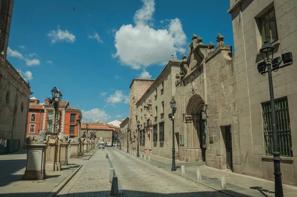 Stenen straat en gotisch herenhuis in Avila — Stockfoto