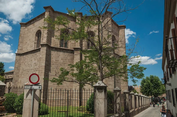 Calle y parte trasera de la iglesia gótica en Ávila —  Fotos de Stock