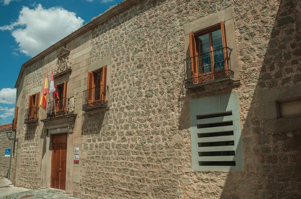 Fachada con banderas en un edificio del gobierno en Ávila — Foto de Stock