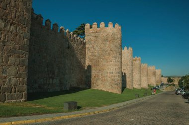 Avila sokak yanındaki büyük şehir duvarında taş kuleler