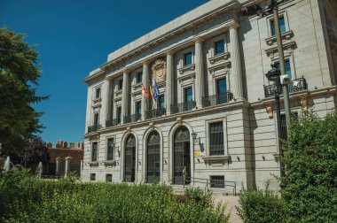 Avila meydanının önünde bayraklar ile görkemli bina