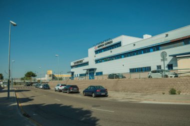 Madrid'de bir iş alanında binalar arasında boş sokak