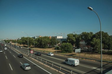 Madrid'de yoğun trafik ile çok şeritli karayolu