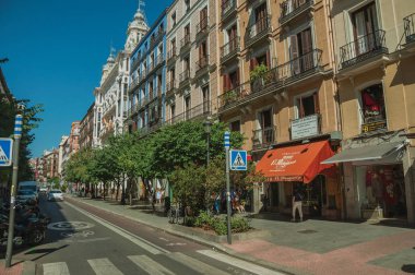 Madrid'de dükkanlar ve insanlar ile büyüleyici eski binalar