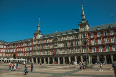 Madrid'de eski büyük bina ile Plaza Mayor İnsanlar