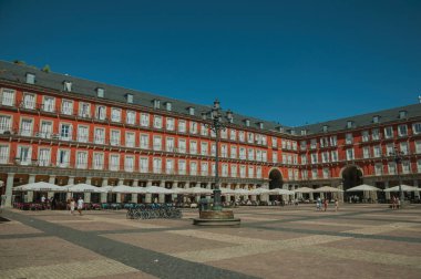 Madrid'de eski büyük bina ile Plaza Mayor İnsanlar