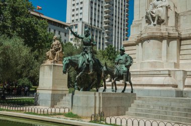 Madrid Anıtı'nda Don Kişot ve Sancho Panza Heykelleri
