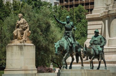 Madrid Anıtı'nda Don Kişot ve Sancho Panza Heykelleri