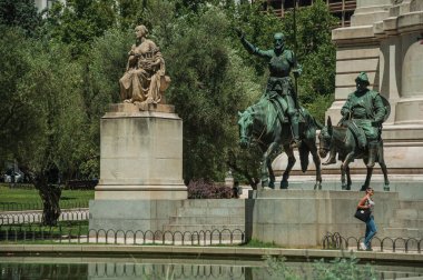 Madrid'de Don Kişot ve Sancho Panza ve kadın heykelleri